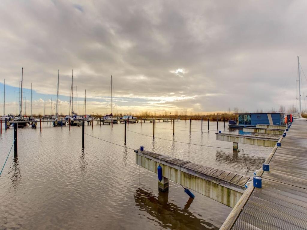 Modern Houseboat In Marina Of Volendam Hotel Luaran gambar