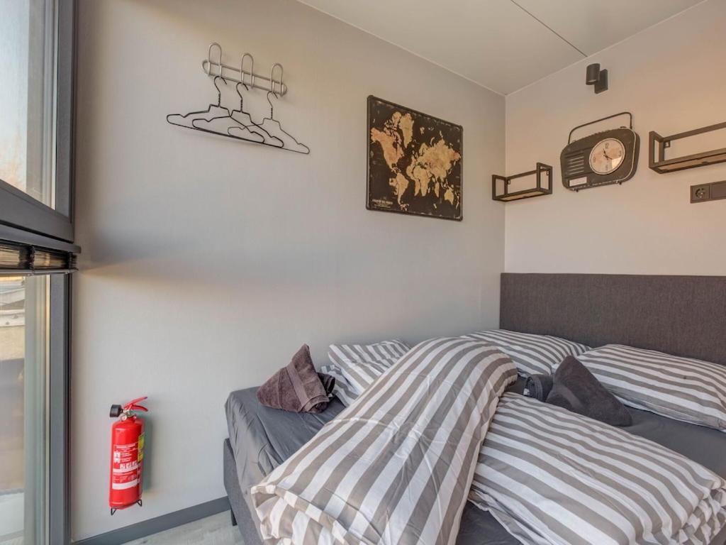Modern Houseboat In Marina Of Volendam Hotel Luaran gambar