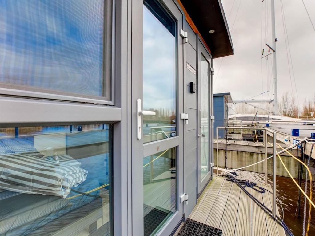 Modern Houseboat In Marina Of Volendam Hotel Luaran gambar